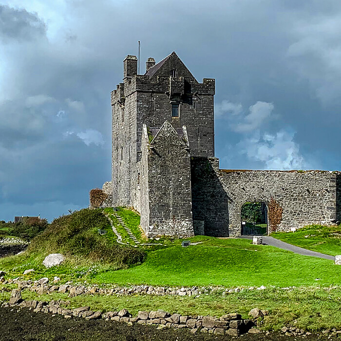 dunguaire-castle-on-the-galway-coast-ireland-on-a-2023-11-27-05-31-46-utc